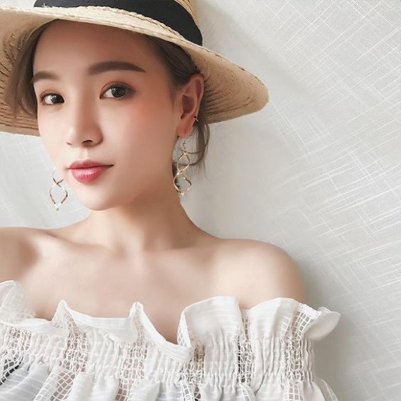 Swirl Elegant Gold Spiral Dangly Earrings - Picture 3 of 5